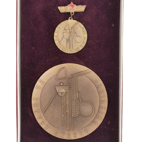 Odznak + Medaila, Československo, Za rozvoj okresu Prievidza